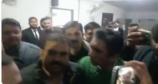 جنرل باجوہ کا ٹیکس ریکارڈ لیک کرنے پر گرفتار صحافی شاہد اسلم عدالت میں پیش ، ملزم کو 10 سال قید ہوسکتی ہے: پراسیکیوٹر 
