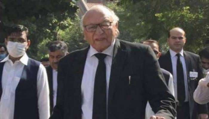 پشاور: سینئر قانون دان لطیف آفریدی کی نماز جنازہ ادا ، قتل کے ملزم کو 2روزہ جسمانی ریمانڈ پر پولیس کے حوالے کردیا گیا 