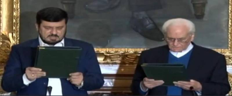 نگران وزیر اعلیٰ اعظم خان نے عہدے کا حلف اٹھالیا