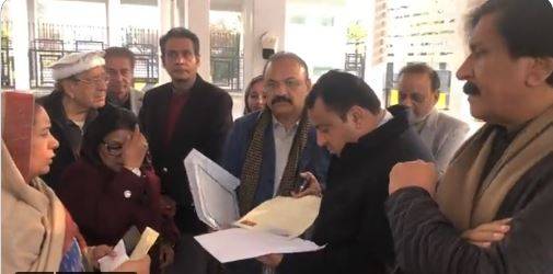مزید استعفوں کی منظوری کا خوف ، پی ٹی آئی 45 ارکان نے استعفے واپس لینے کیلئے درخواست دیدی
