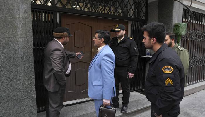  آذربائیجان کے سفارتخانے پر فارنگ سے چیف سیکورٹی سروس ہلاک دوافراد زخمی ہوگئے 