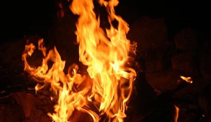 کراچی میں مشتعل شہریوں نے 2 ڈاکوؤں کو زندہ جلا دیا