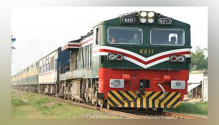 کوٹری میں علامہ اقبال ایکسپریس بڑے حادثے سے بال بال بچ گئی