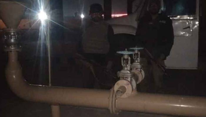پٹرول کی مصنوعی قلت پیدا کرنے والوں کیخلاف انتظامیہ کے چھاپے، ذخیرہ شدہ پٹرول اور ڈیزل برآمد