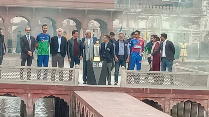 پی ایس ایل 8 ٹرافی کی رونمائی کردی گئی 