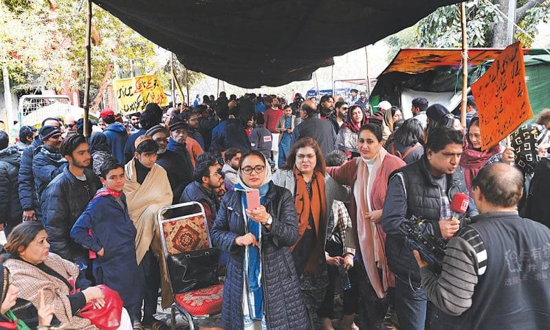 عمران خان کی گرفتاری کا خدشہ، زمان پارک میں ہل چل ، کارکن پہنچنا شروع