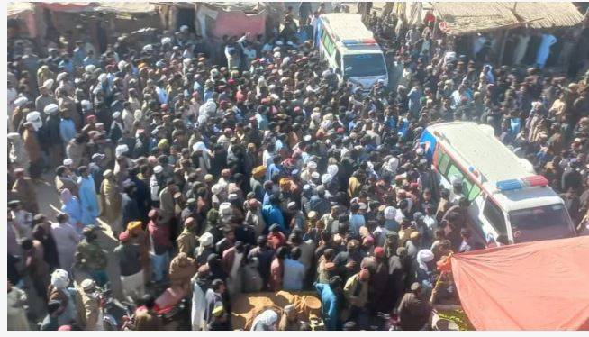 سانحہ بارکھان: ورثا کا لاشوں کے ساتھ وزیر اعلیٰ ہاؤس کے باہر دھرنا جاری، عبدالرحمن کھیتران کی گرفتاری کا مطالبہ