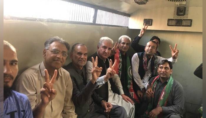 پی ٹی آئی کے گرفتار رہنماؤں کے ساتھ جیل مینوئل کے مطابق سلوک ہوگا،سپرنٹنڈنٹ ڈی جی خان جیل  