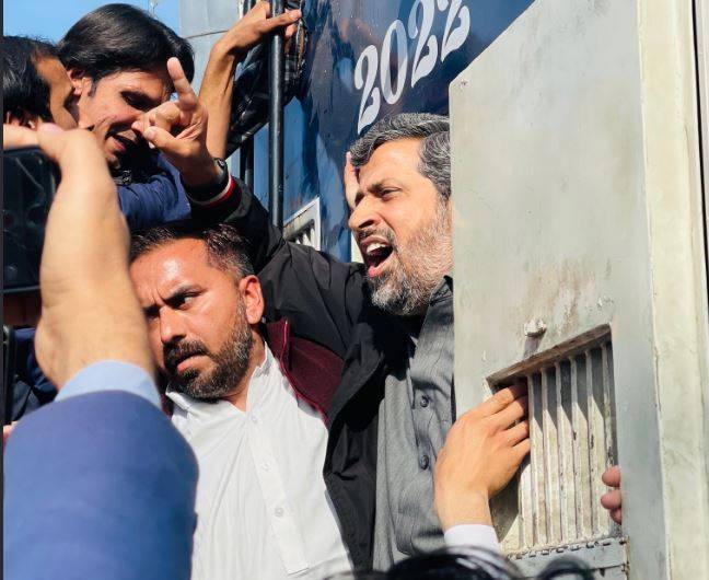 پی ٹی آئی جیل بھرو تحریک ، فیاض الحسن چوہان نے گرفتاری دیدی 