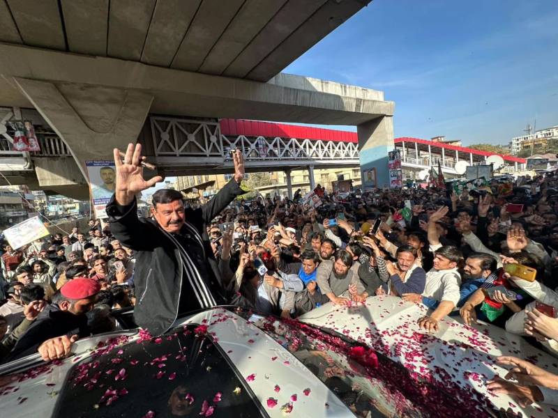 شیخ رشید کارکنوں کو چکمہ دے گئے، قیدیوں کی وین کے قریب جا کر آگے نکل گئے 