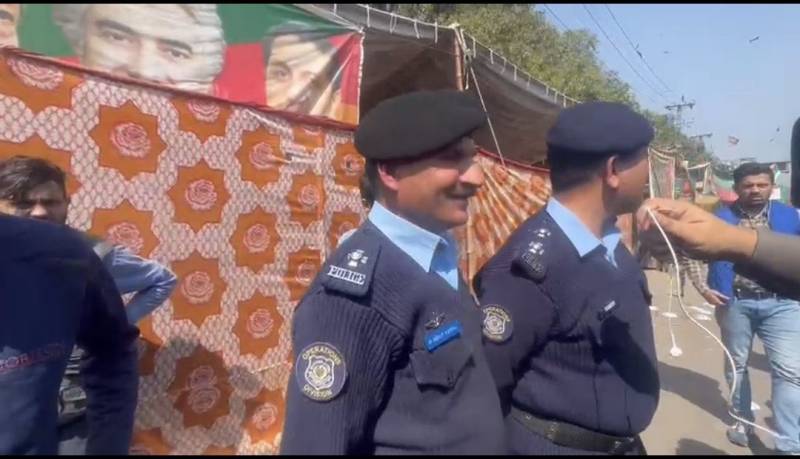 عدالتوں سے ڈیل کر رہے ہیں، عمران خان کیلئے ممکن نہیں اتنے مقدمات میں پیش ہوں: ترجمان پی ٹی آئی 