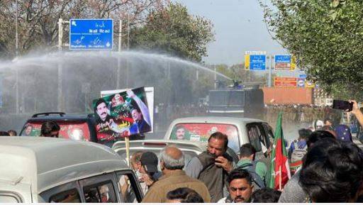 پولیس نے پی ٹی آئی ریلی روک دی، زمان پارک جانے والے راستے بند، جھڑپیں، پتھراؤ ، متعدد گرفتار