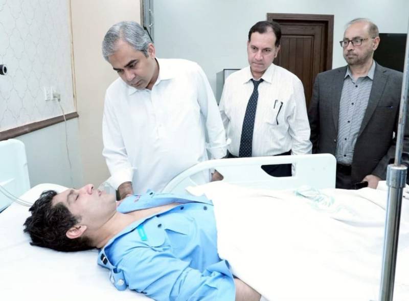 نگران وزیراعلیٰ کی ایک بار پھر سروسز ہسپتال آمد ، زخمی پولیس اہلکاروں کی عیادت 