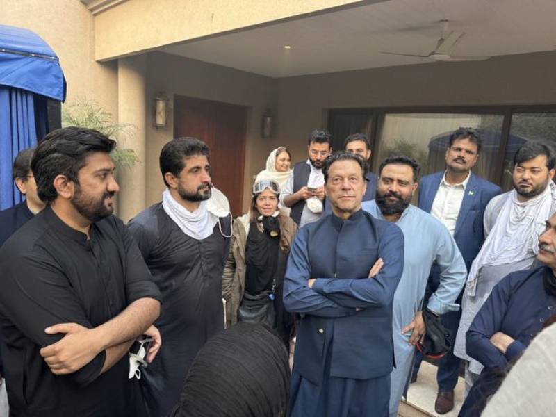 اب ہمارا مقابلہ رینجرز سے ہے، گرفتاری سے نہیں ڈرتا لیکن یہ مجھے قتل کرنا چاہتے ہیں اسی لیے گرفتاری نہیں دے رہا: عمران خان 