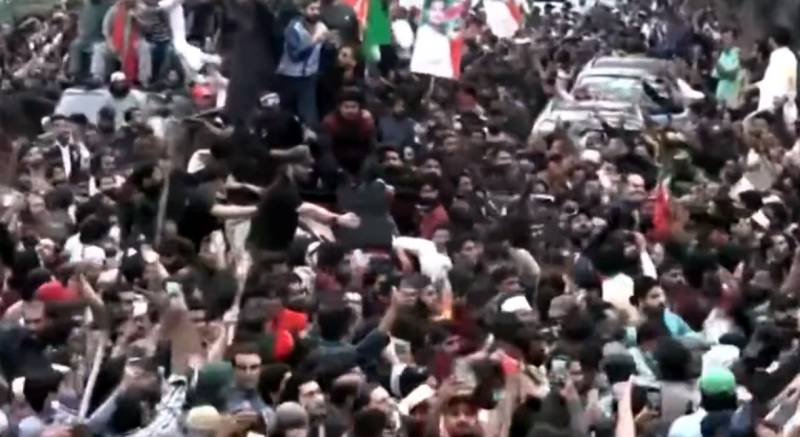 عمران خان کا قافلہ لاہور ہائیکورٹ پہنچ گیا