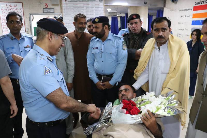 آئی جی اسلام آباد کا پمز کا دورہ، زخمی اہلکاروں کی عیادت، شاباش بھی دی