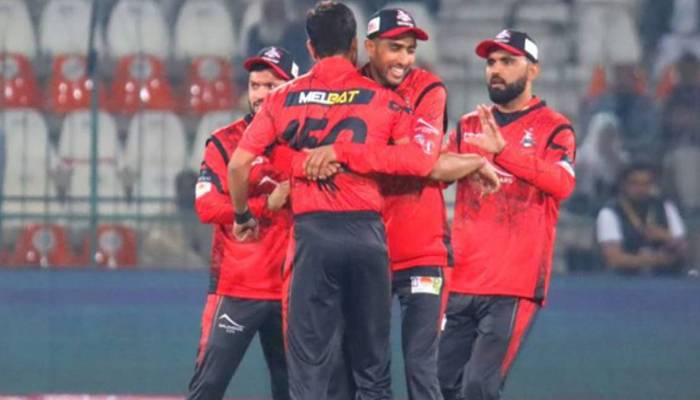 پاکستان سپر لیگ کے آٹھویں ایڈیشن کا فائنل سنسنی خیز مقابلہ، لاہور قلندر ٹائٹل کا دفاع کرنے میں کامیاب ہوگئے 