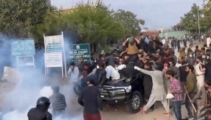   آئی جی  اسلام آباد کا پولیس اور دیگر فورسز  اہلکاروں پر پی ٹی آئی کےمشتعل  کارکنوں کے حملے کیخلاف مقدمات درج کرنے کا حکم 