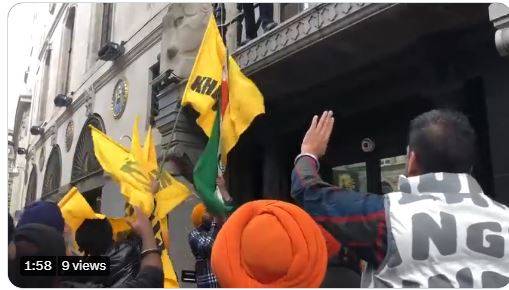 سکھوں نے بھارتی ہائی کمیشن سے ترنگا اتار کر خالصتان کا پرچم لہرادیا 