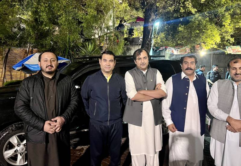 عمران خان کی غیر قانونی مدد پر وزارت داخلہ نے وزیر اعلیٰ جی بی کی سیکورٹی محدود کردی 