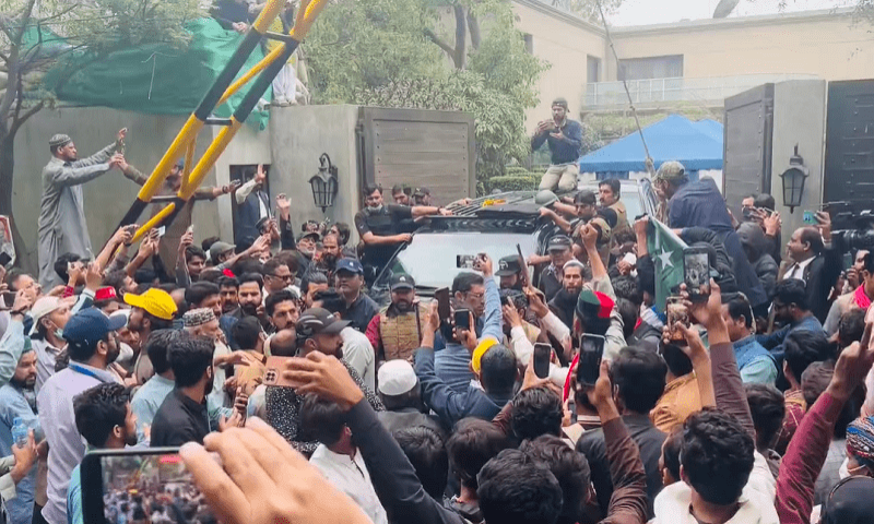 عدالت میں پیشی، عمران خان زمان پارک سے اسلام آباد روانہ 