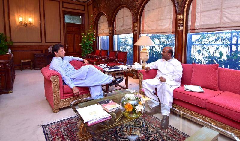 جنرل فیض اور جنرل آصف غفور عمران خان کی آنکھیں اور کان تھے، وزیر اعظم وہ لیکن حکومت ان دونوں کی تھی: ندیم افضل چن 