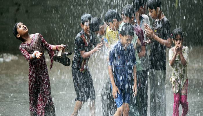 ملک کے مختلف علاقوں میں بارش اور ژالہ باری سے موسم خوشگوار ہو گیا 