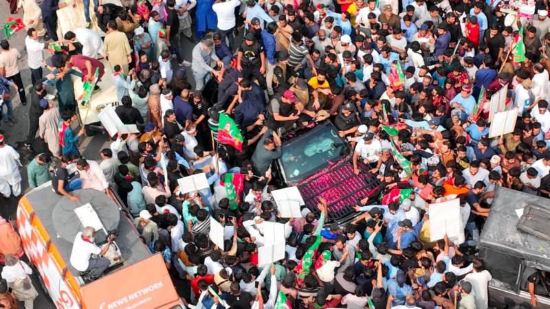 ریلی میں کم افراد کیوں آئے ؟ عمران خان لاہور کے رہنماؤں سے ناراض، ٹکٹ واپس لینے کا فیصلہ 