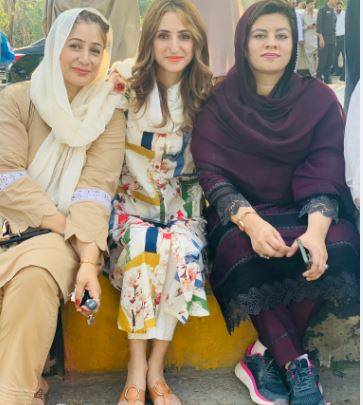 جی ایچ کیو پر حملے میں کنول شوذب کی سربراہی میں پی ٹی آئی ویمن ونگ ملوث ہے: پلوشہ عباسی, سچ بولنے پر عہدے سے برطرف