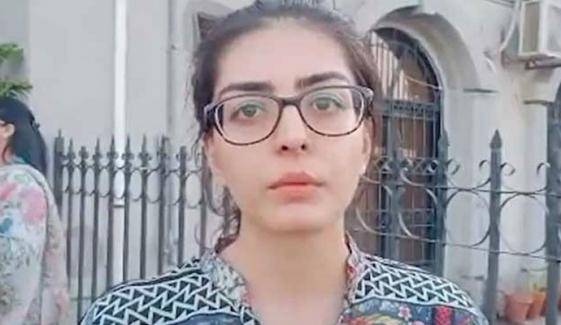 میری والدہ کسی بھی قسم کے پرتشدد واقعات میں ملوث نہیں  تو وہ کیوں جیل میں ہیں؟،ایمان مزاری کا والدہ کی رہائی کا مطالبہ
