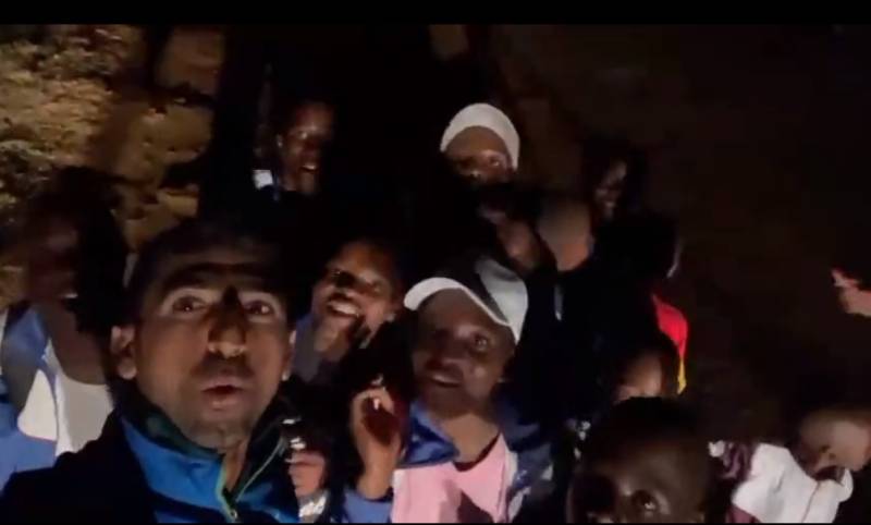 دھانی زمبابوے میں بچوں کیساتھ گانا گانے لگے، ویڈیو وائرل