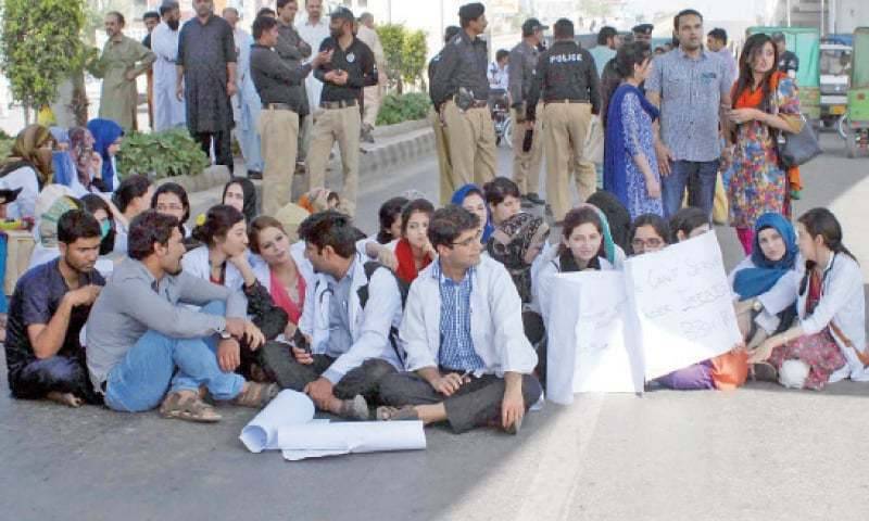 چلڈرن اسپتال میں ڈاکٹر پر تشدد کا معاملہ: پی ایم اے نے جنوبی پنجاب کے اسپتالوں میں ہڑتال کی کال دے دی