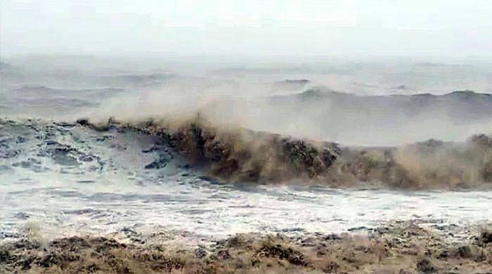    سمندری طوفان نے پاکستان کے لیے خطر ے کی گھنٹی بجادی، ساحلوں پر دفعہ 144 نافذ ،ماہی گیروں کوبھی روک دیا گیا