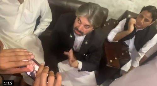 جب خان صاحب کو کالر سے پکڑ کر اٹھایا گیا تو 22 کروڑ عوام کی توہین ہوئی، نواز شریف کو بھی ہتھکڑیاں نہیں لگنی چاہئیں تھی ،پارٹی کے ساتھ ہوں: علی محمد خان 