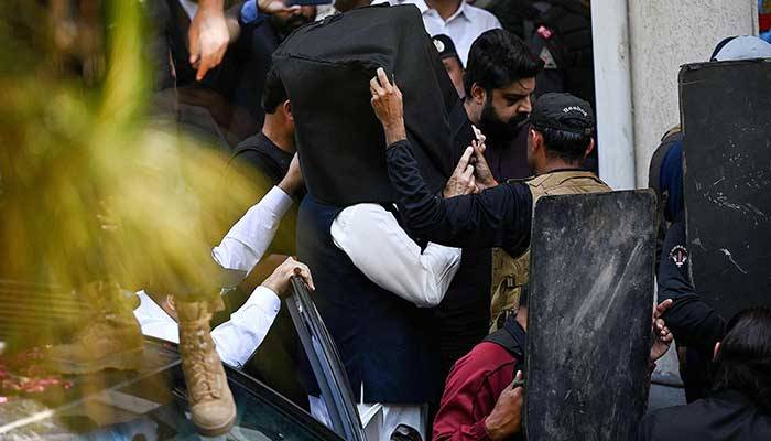 وکیل صاحب! یہ ملزم ہیں انہیں خاموش کرائیں: جج چیئرمین پی ٹی آئی کی بار بار مداخلت پر شدید برہم 