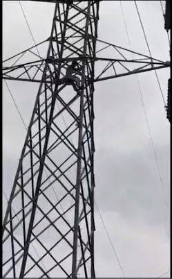 نہ بجلی نہ پانی پھر بھی دل ہے پاکستانی: تنگ آکر شہری ہائی ٹینشن لائن ٹاورپر چڑھ گیا