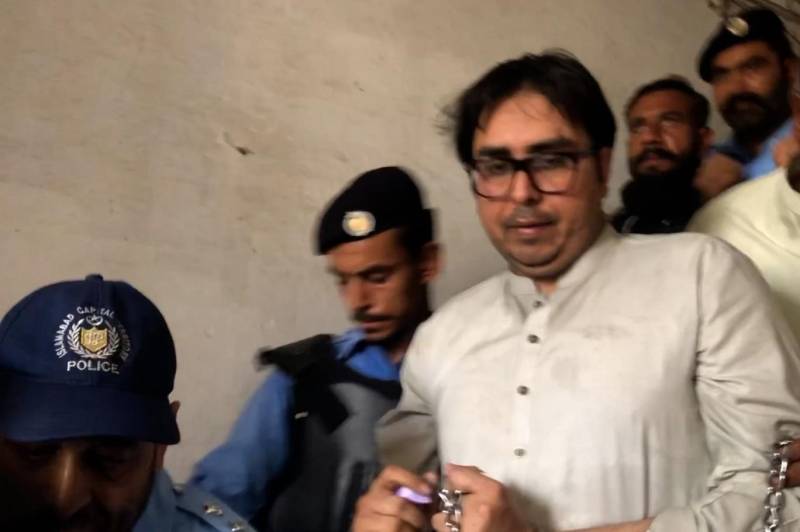 عدالت کا شہباز گل کو اشتہاری قرار دے کر شناختی کارڈ بلاک کرنے کا حکم 