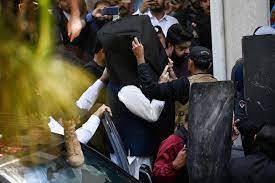 صحافیوں اور اپوزیشن کے خلاف کارروائیوں میں میرا کوئی قصور نہیں، سب اسٹیبلشمنٹ نے کیا تھا: چیئرمین پی ٹی آئی