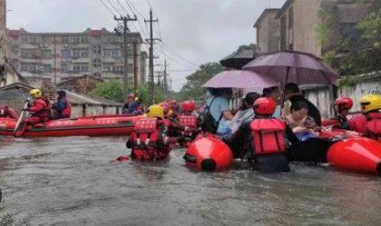 چین میں طوفانی بارشیں :کئی گھر تباہ،سیلابی ریلہ رہائشی علاقوں میں داخل