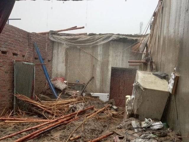 بارش: چھتیں گرنے سے بچوں سمیت 9افراد زخمی ہو گئے