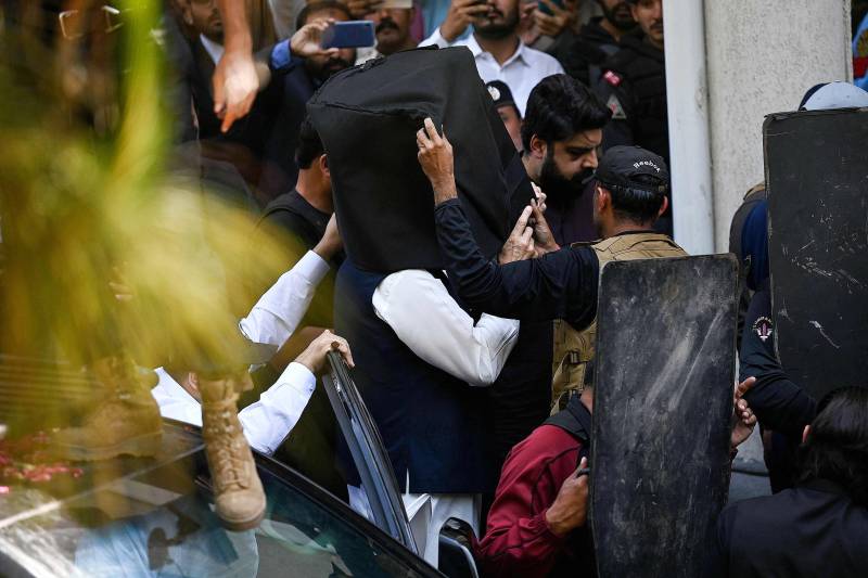 لاہور ہائیکورٹ : چیئرمین پی ٹی آئی کی 8 مقدمات میں عبوری ضمانت کیلئے درخواست ناقابل سماعت قرار