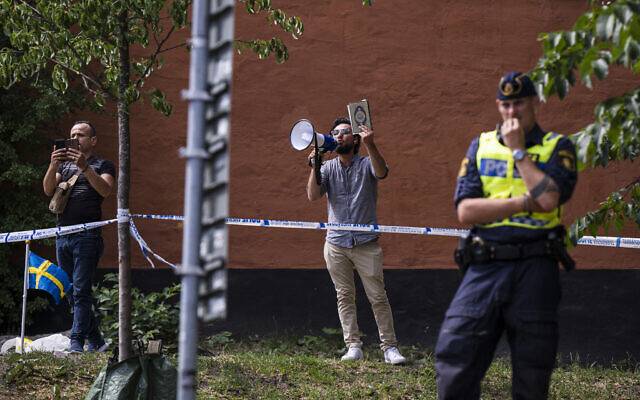 سویڈش پولیس نے اسرائیلی سفارت خانے کے باہر تورات، بائبل کو جلانے کی اجازت دے دی