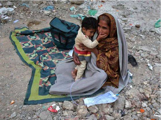 مہنگائی کی شرح میں 30 فیصد اضافہ، پاکستان میں بڑھتی غربت سیاسی مسئلہ ہے: معاشی و مالیاتی ماہرین