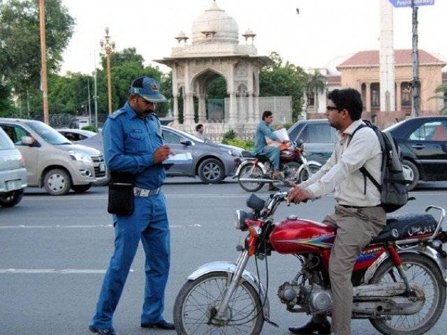  ہیلمٹ نہ پہننے والے موٹر سائیکل سواروں کو'5 ہزار روپے' جرمانے کا حکم
