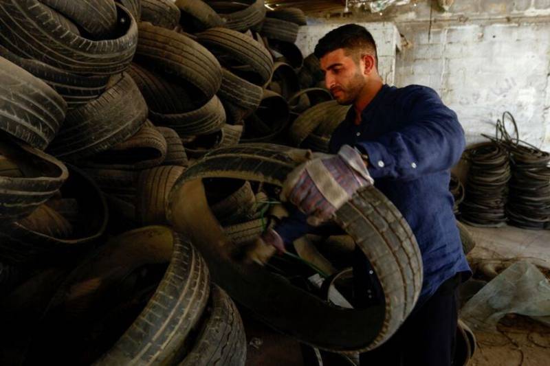 غزہ کا نوجوان  ضائع ٹائروں کو مصنوئی گھاس کی تیاری میں استعمال کرنے لگا