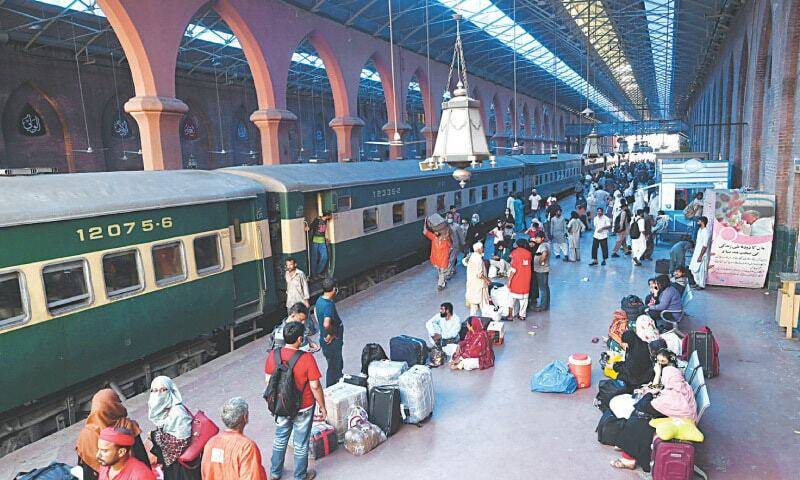 لاہور میں موسلا دھار بارش، ٹرینوں کا شیڈول شدید متاثر 