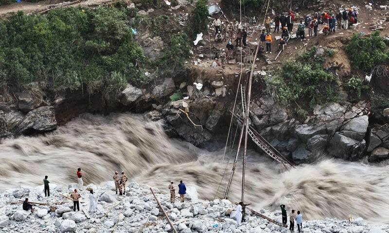 موسلا دھار بارش، گلیشیئرز پگھلنے سےچترال میں سیلاب ،   لوگ نقل مکانی پر مجبور
