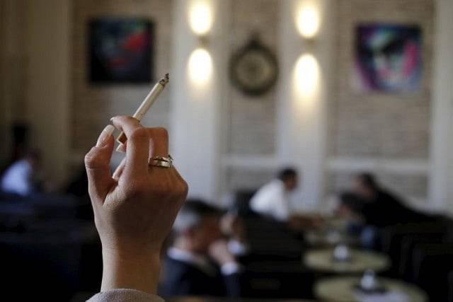 پاکستان میں 72 فیصد خواتین باقاعدہ سگریٹ پیتی ہیں: رپورٹ