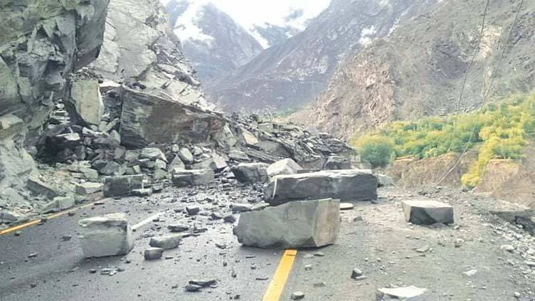 شاہراہ بلتستان پر خطرناک لینڈ سلائیڈنگ، چار افراد جاں بحق، ایک زخمی