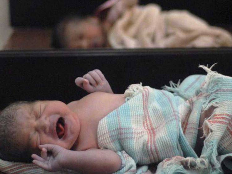  نومولود تبدیل، زندہ بچے کی ماں کو مردہ، مردہ کی ماں کو زندہ بچہ تھما دیا گیا 